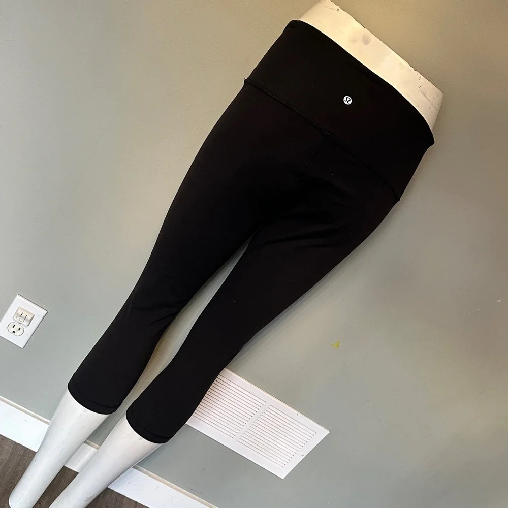 Lululemon size 12 Wunder Under HR Capris - Picture 2 of 3